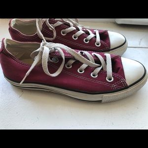 Maroon converse low top chucks